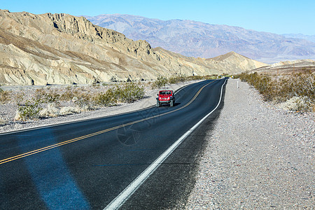高速公路荒凉砂石汽车广告背景图高清图片