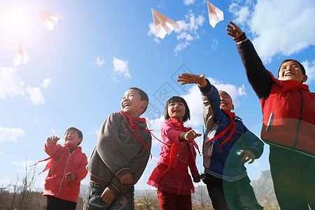 孩子快乐玩耍乡村小学生放纸飞机背景