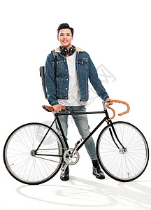背景分离全身像推着自行车的青年大学生图片