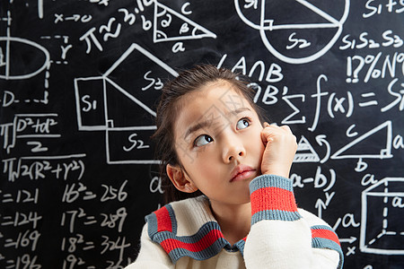 黑板前小学女生在思考高清图片