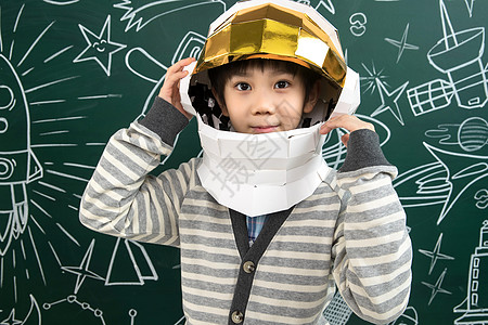 童年插画科学预期知识戴着航天员头盔的小男孩站在黑板前背景