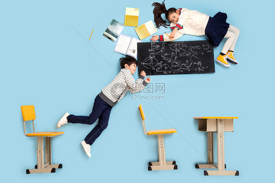 放松教育笑快乐小学生躺着学数学图片