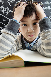 学习崩溃的小学男生图片