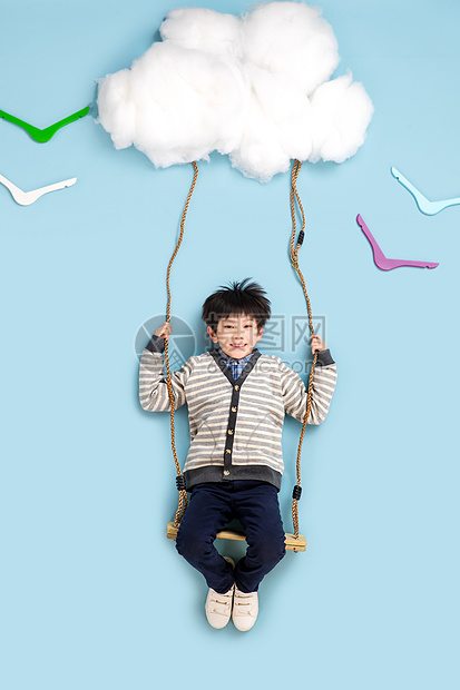 棉花正上方视角绳子快乐男孩在云彩上荡秋千图片