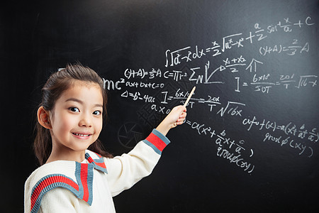 漂亮的未成年小女孩指着黑板上的数学题图片