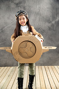 驾驶纸飞机的快乐女孩高清图片