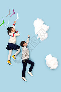 小孩嬉戏向上看黑头发仅儿童快乐儿童模拟在天空飞翔背景