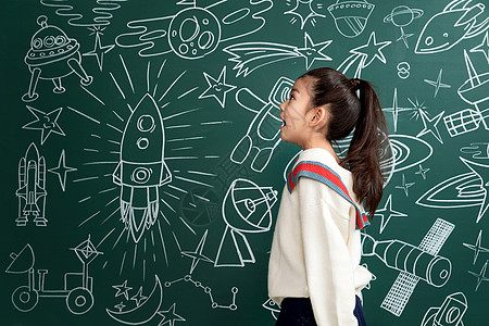 白昼绘画火箭小女孩站在黑板前图片