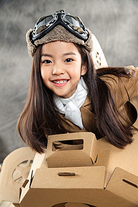 驾驶纸飞机的快乐儿童图片