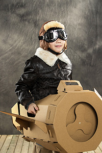 快乐儿童驾驶纸飞机图片
