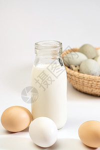 玻璃瓶牛奶和蛋类图片
