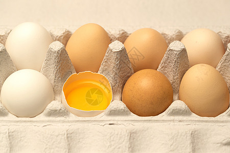 养一盒完整的鸡蛋和一个破碎的鸡蛋图片