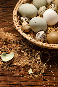 一筐蛋类和蛋壳背景图片