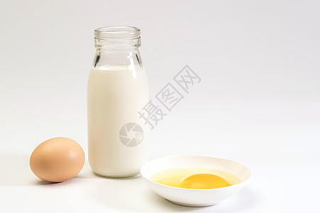 黄色碟子营养早餐鸡蛋和牛奶背景