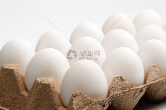 一盒白色的鸡蛋图片