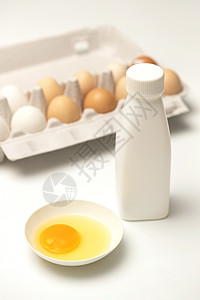 黄色碟子健康食材鸡蛋和牛奶饮品背景