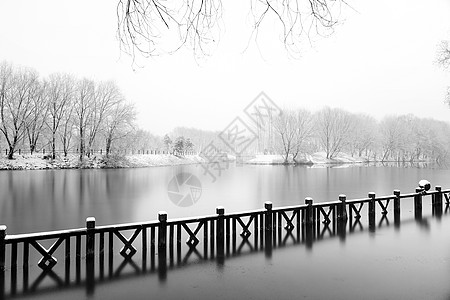 冷背景下雪后的湖边和山上风景背景