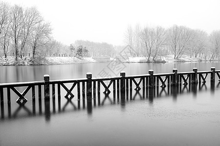 下雪后的湖边和山上风景图片