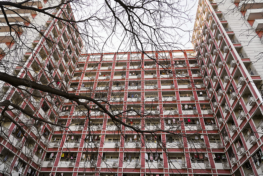 建筑水平构图建筑外观仰拍寄宿学生宿舍图片