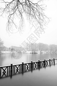 下雪后的湖边和山上风景图片