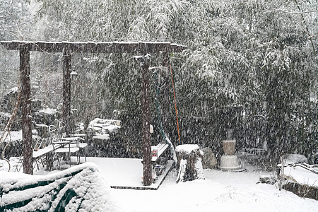 秋天湖边下雪后的湖边和山上风景背景