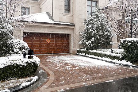 下雪后的湖边和山上风景图片