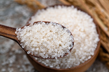 食品健康生活方式静物一木匙大米和一碗大米高清图片