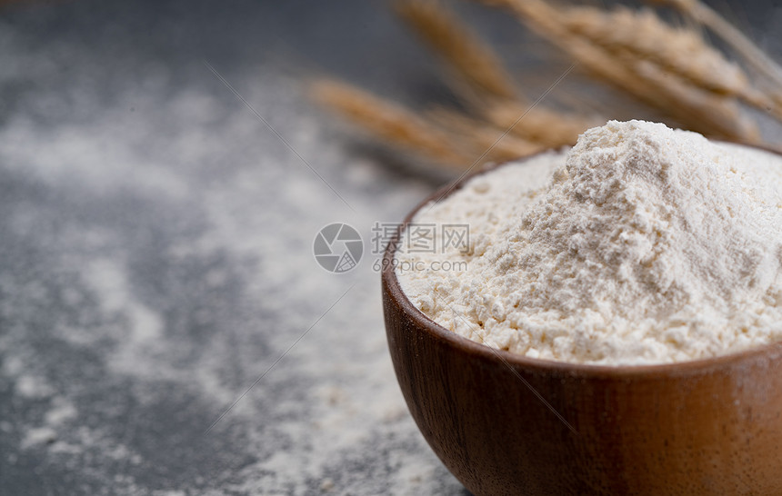 纯天然有机食品一碗面粉和麦穗图片