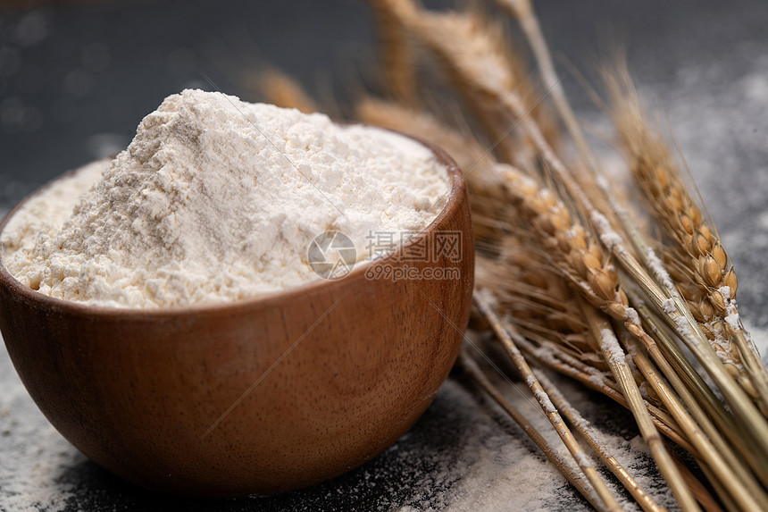 膳食纤维绿色食品小麦一碗面粉和麦穗图片