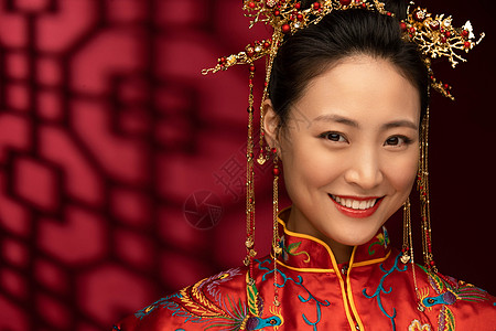 露齿一笑满意刺绣漂亮的中式新娘背景图片