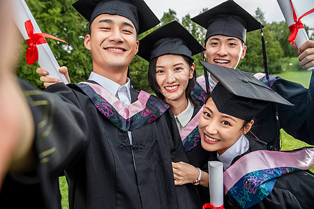 感恩相伴梦想同行毕业合照的大学生背景