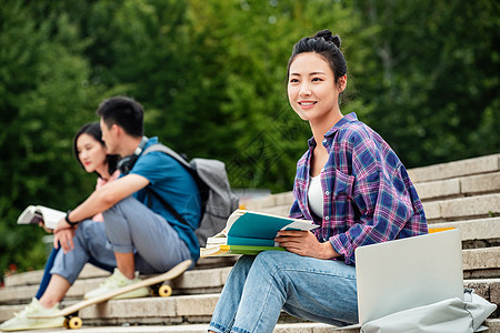 快乐的大学生坐在台阶上高清图片