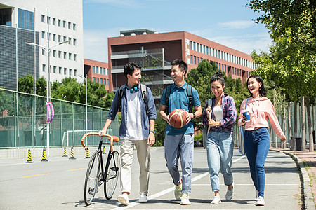 男人休闲梦想享乐说话快乐的大学生在校园里步行背景