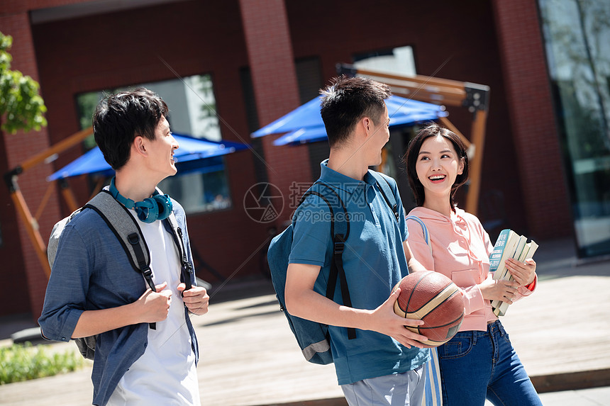 下课后的大学生步行在校园里图片