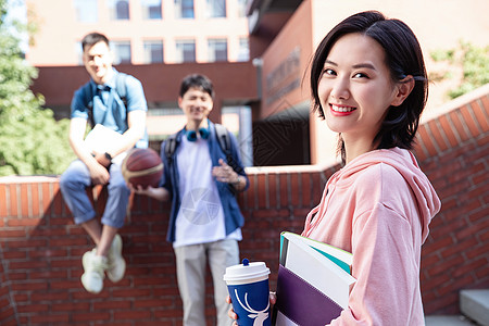 高等教育刚下课的大学生在校园里图片