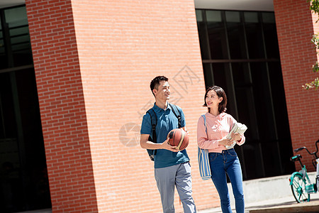 大学生情侣步行在校园里高清图片