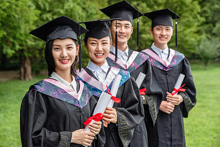 新同学户外穿着学士服的大学生站成一排背景