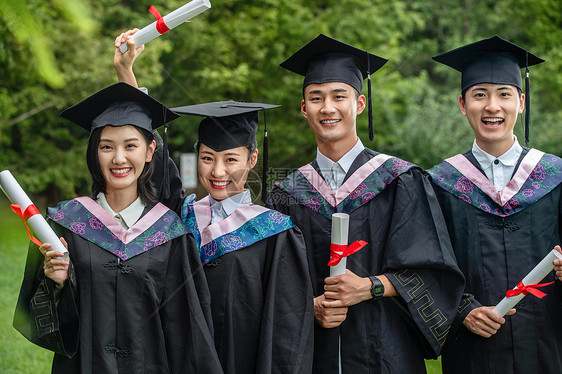 休闲活动户外穿着学士服的大学生们图片