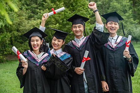 新同学穿着学士服毕业的大学生们背景