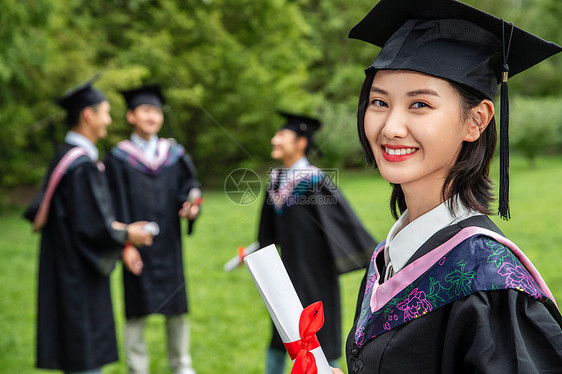 户外穿着学士服的大学生们图片