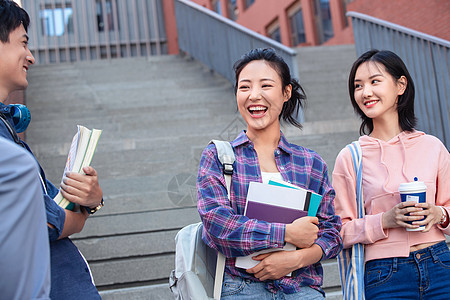 刚下课的青年大学生在校园里图片