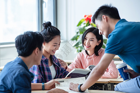 大学生在教室内交流学习高清图片