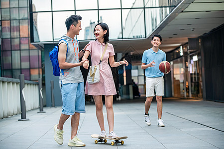 帅气的大学生教女朋友滑滑板图片