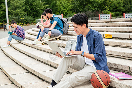 坐在台阶上学习的大学生图片