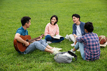 两对大学生情侣在草地上约会高清图片