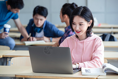 成人上课青年大学生在教室内自习背景