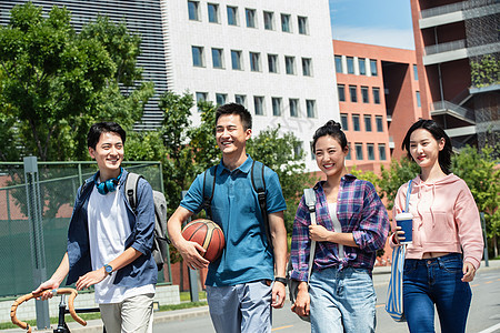 青年伴侣快乐的大学生在校园里步行图片