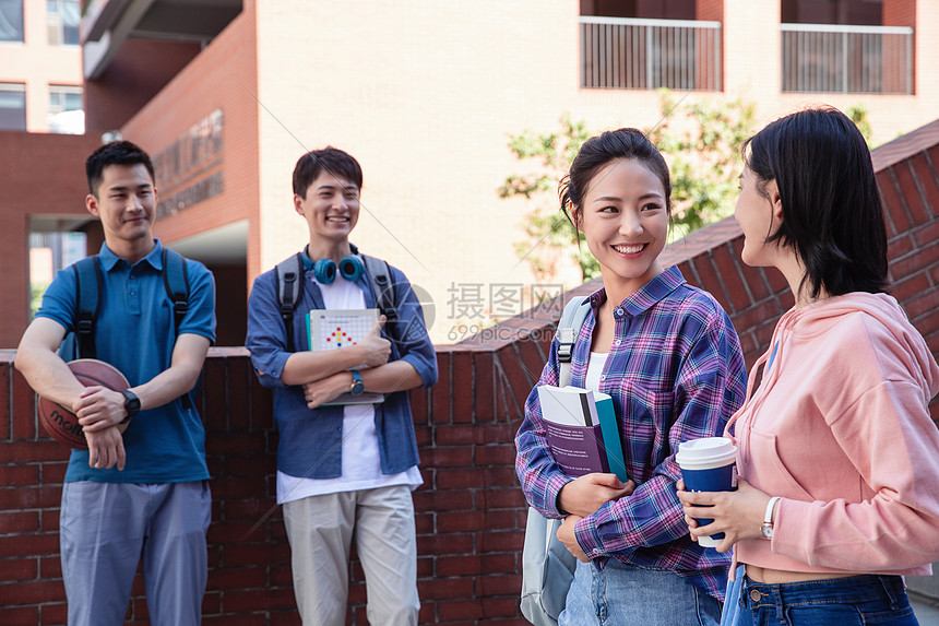 运动快乐刚下课的大学生在校园里图片