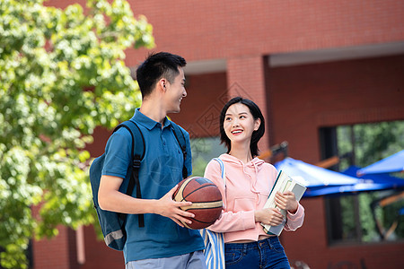 大学生情侣在校园里散步图片