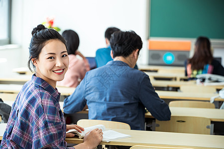 同学知识后背大学生在教室内上课背景图片